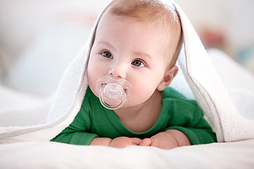 母乳喂养的小宝宝怎么知道是不是吃饱了？